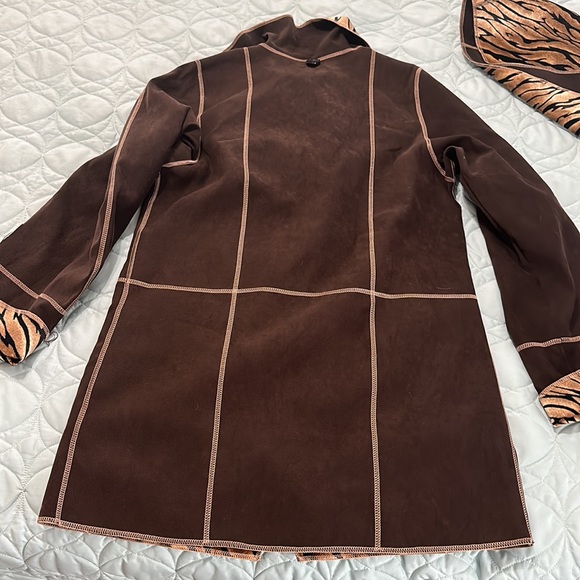 Reversible tiger print/brown coat - Picture 10 of 11